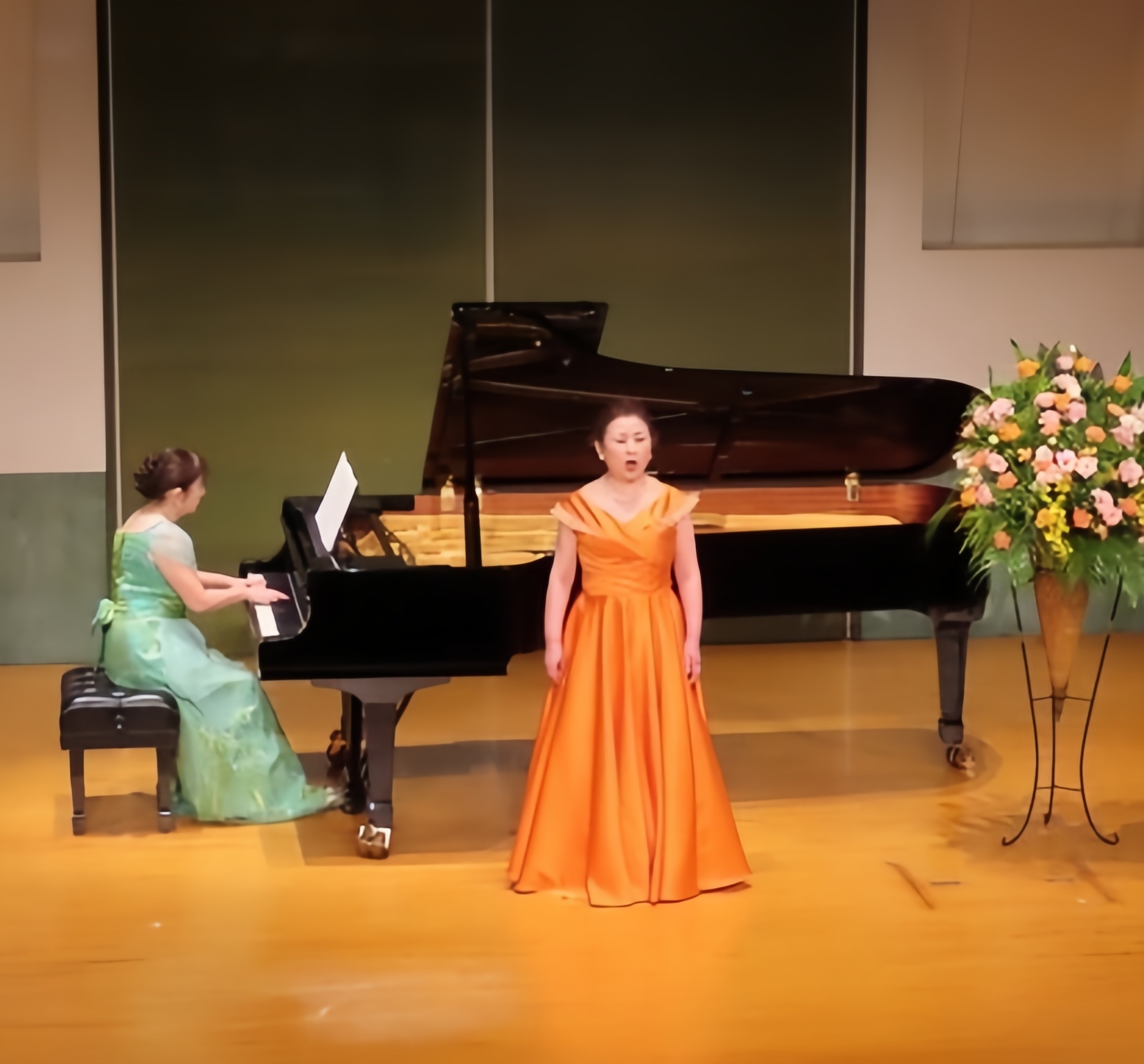 実例写真！パーティードレス オレンジ オフショルダー 光沢サテン ロング 編み上げ 演奏会/音楽会