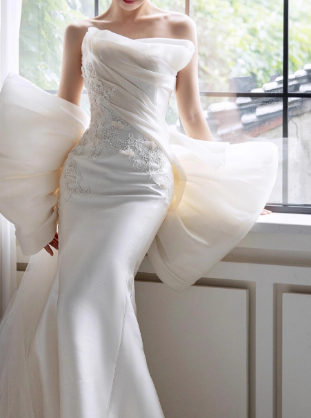 ウェディングドレス ベアトップ 魅惑の花レース マーメイドライン 豪華なバックリボン 結婚式