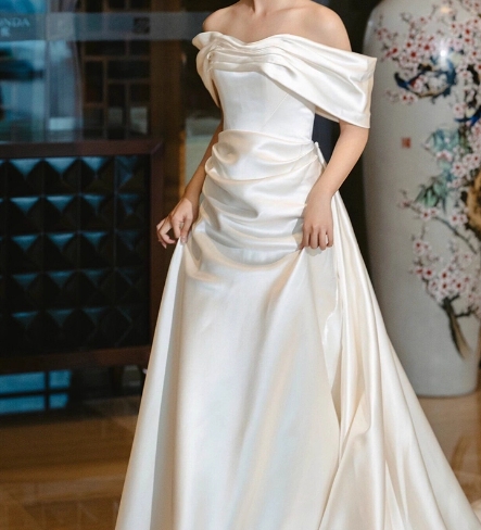 ウェディングドレス オフショルダー 光沢サテン 細見えシルエット 大人っぽい 前撮り