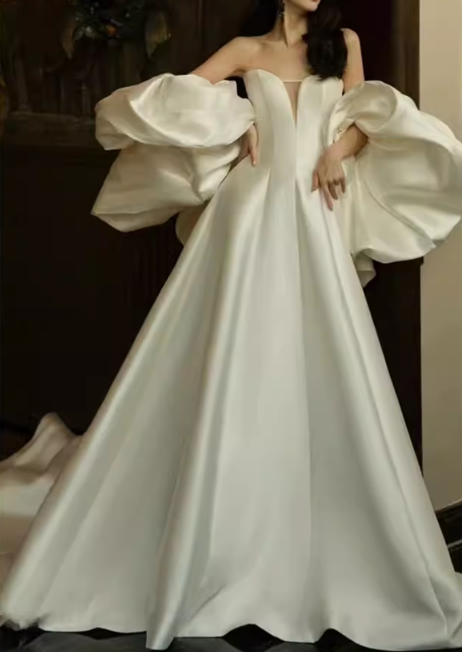 ウェディングドレス ベアトップ ドロップショルダー デザイン感 光沢サテン 華やか クラシカル 結婚式