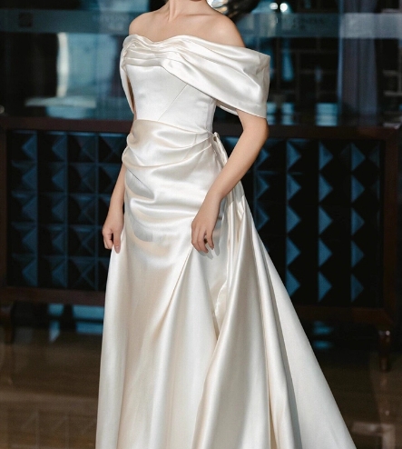 ウェディングドレス オフショルダー 光沢サテン 細見えシルエット 大人っぽい 前撮り