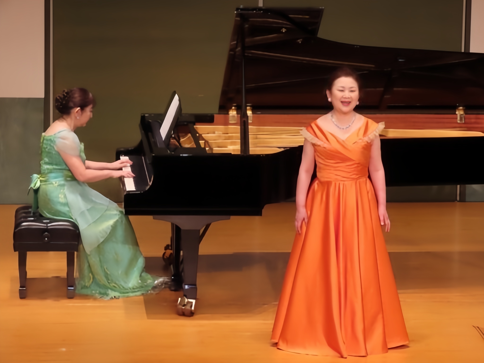 実例写真！パーティードレス オレンジ オフショルダー 光沢サテン ロング 編み上げ 演奏会/音楽会