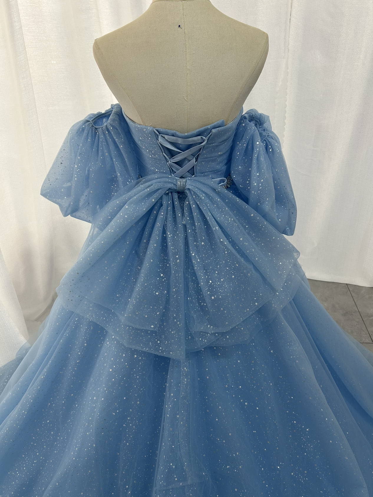 カラードレス ブルー キラキラチュール ベアトップ パフスリーブ 編み上げ ふわふわドレス バックリボン 前撮り