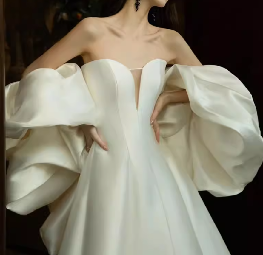 ウェディングドレス ベアトップ ドロップショルダー デザイン感 光沢サテン 華やか クラシカル 結婚式