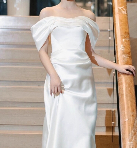 ウェディングドレス オフショルダー 光沢サテン 細見えシルエット 大人っぽい 前撮り