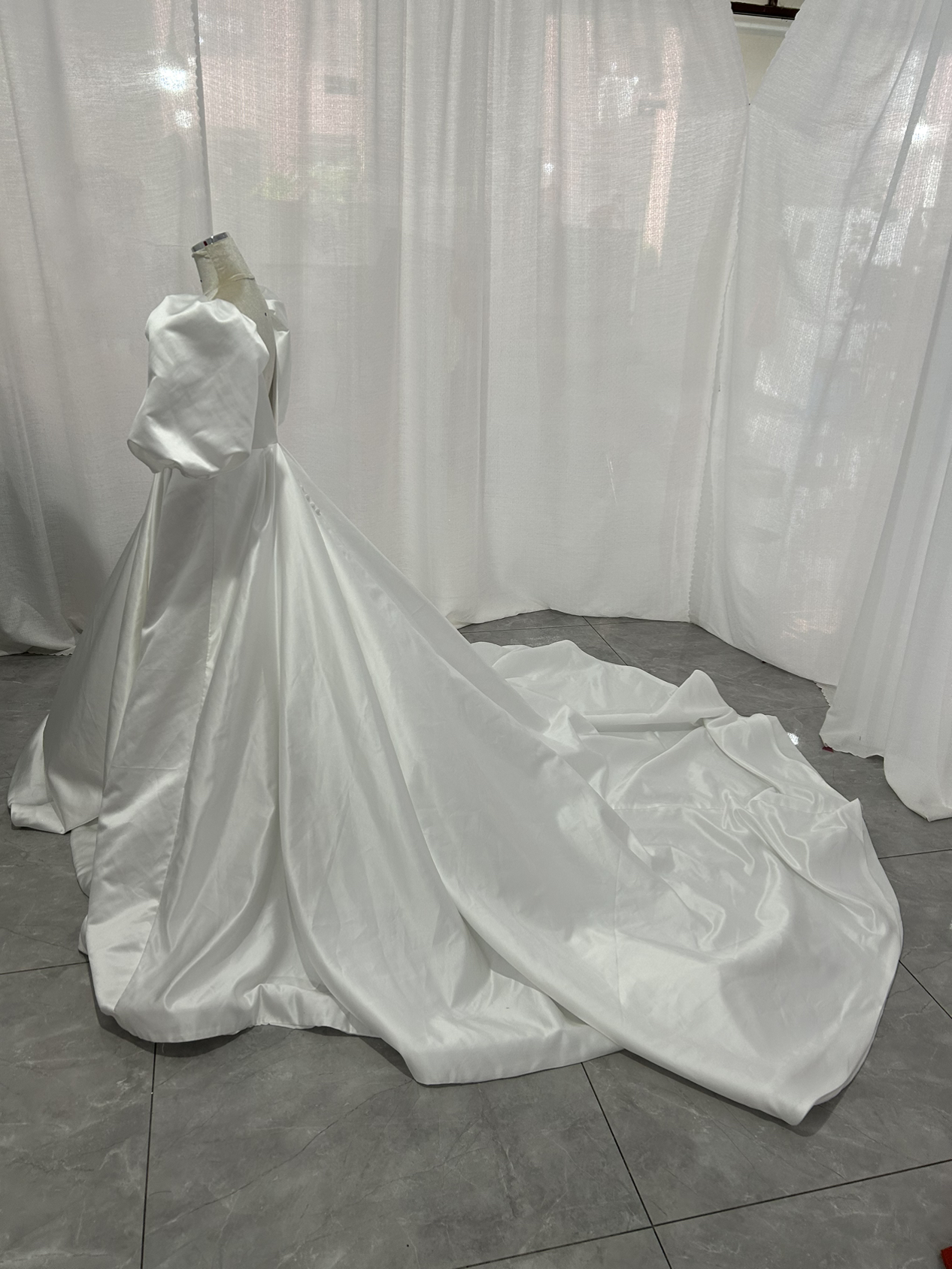 ウエディングドレス Vネック パフスリーブ ロングトレーン 背中見せ くるみボタン 二次会