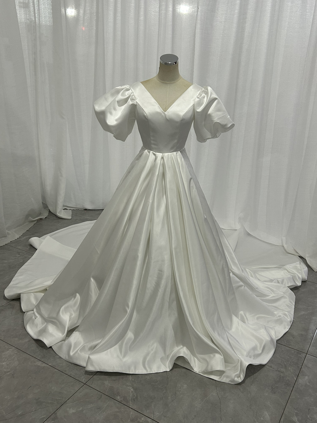 上品　ウェディングドレス パフスリーブ　サテン oqiooipo dress