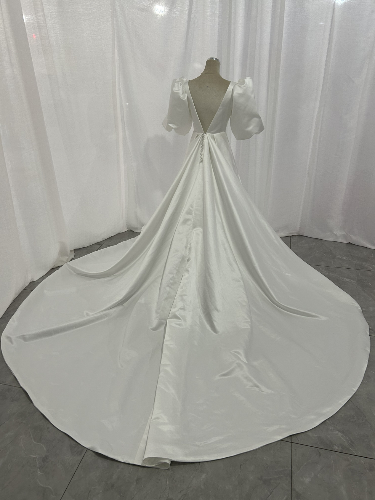 ウエディングドレス Vネック パフスリーブ ロングトレーン 背中見せ くるみボタン 二次会