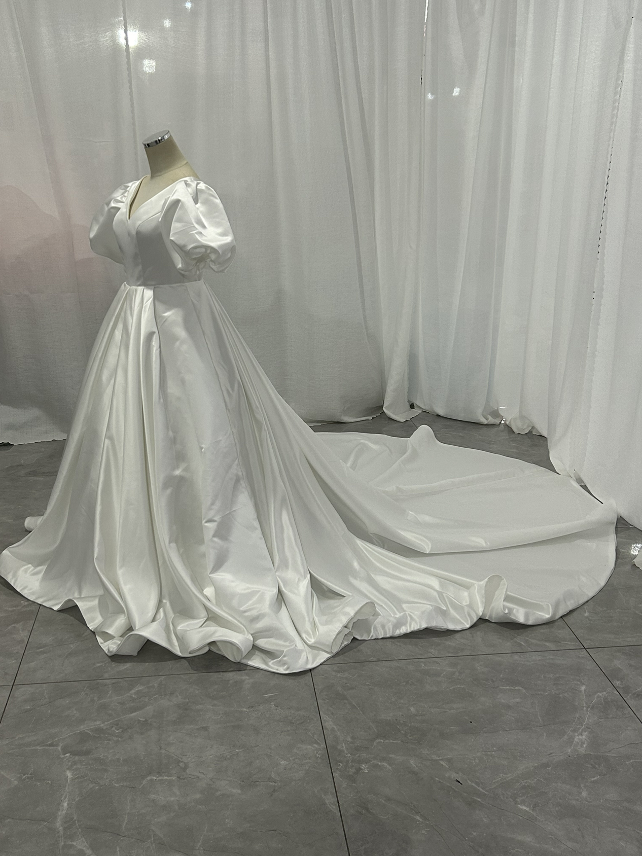 ウエディングドレス パフスリーブ Vネック 光沢サテン 背中見せ ロングトレーン 結婚式