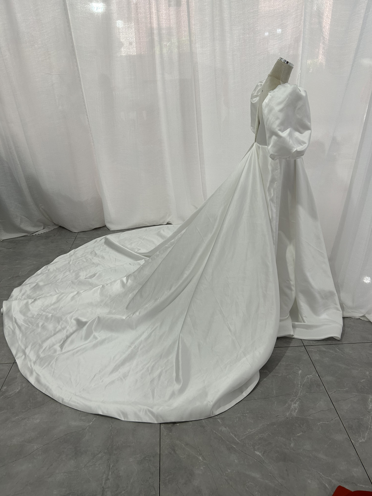 ウエディングドレス Vネック パフスリーブ ロングトレーン 背中見せ くるみボタン 二次会