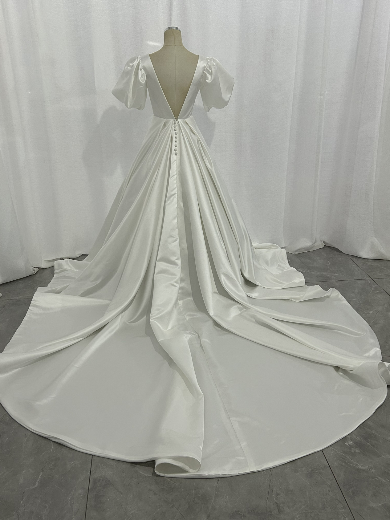 ウエディングドレス パフスリーブ Vネック 光沢サテン 背中見せ ロングトレーン 結婚式