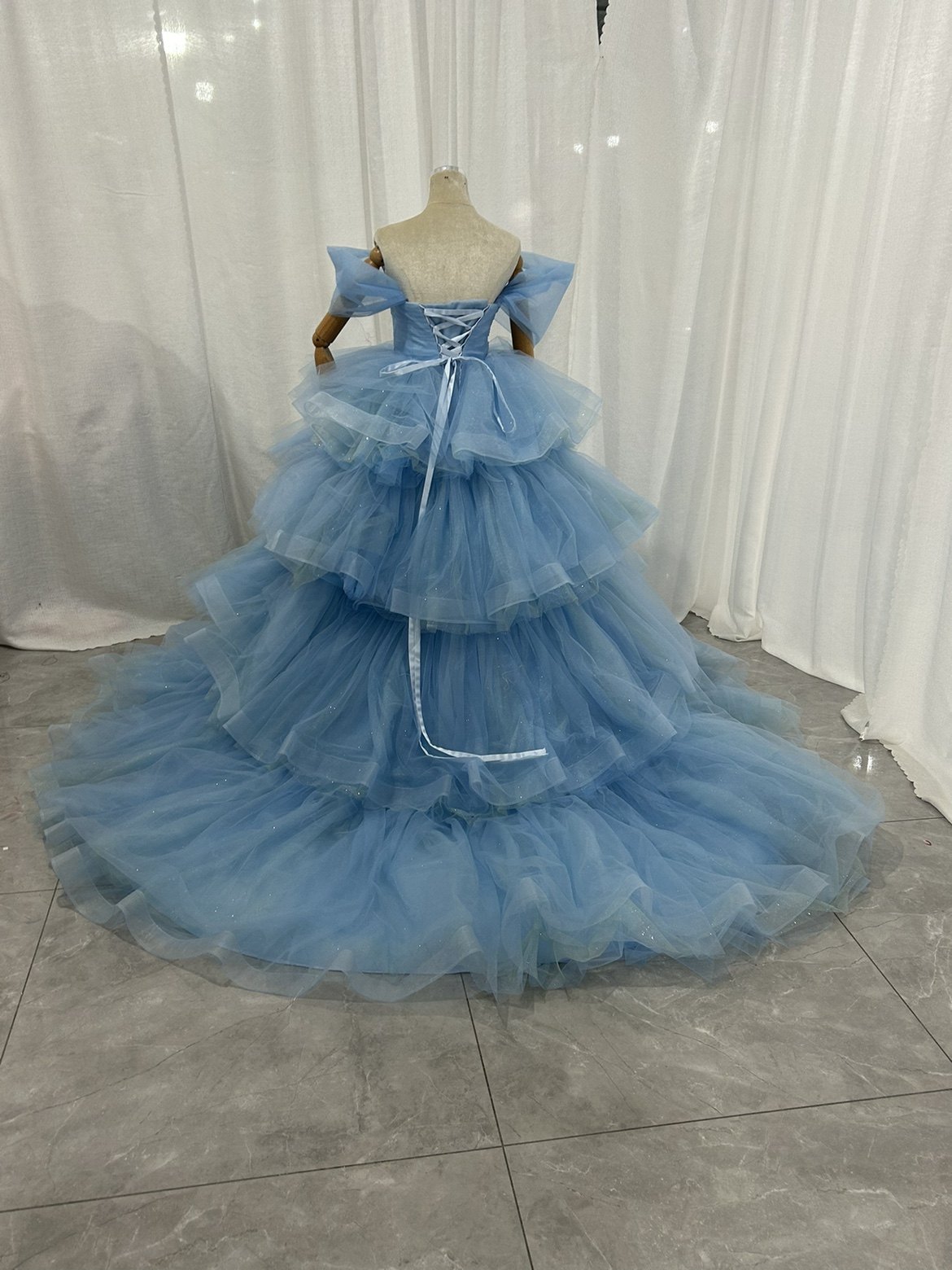 美品！カラードレス ブルー 取り外しオフショルダー シークインチュール ラッフルフリル ボリュームドレス 花嫁