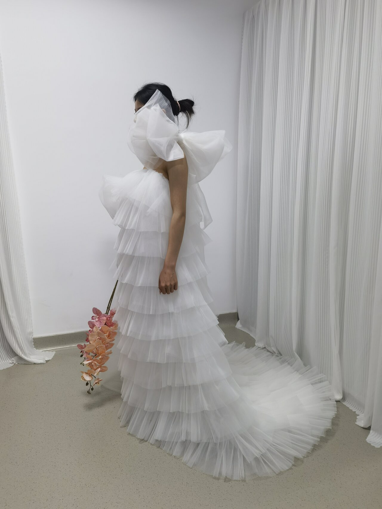 実例写真！ウェディングドレス ベアトップ 姫袖 リボン 柔らかく重ねたチュールスカート 可愛い 前撮り