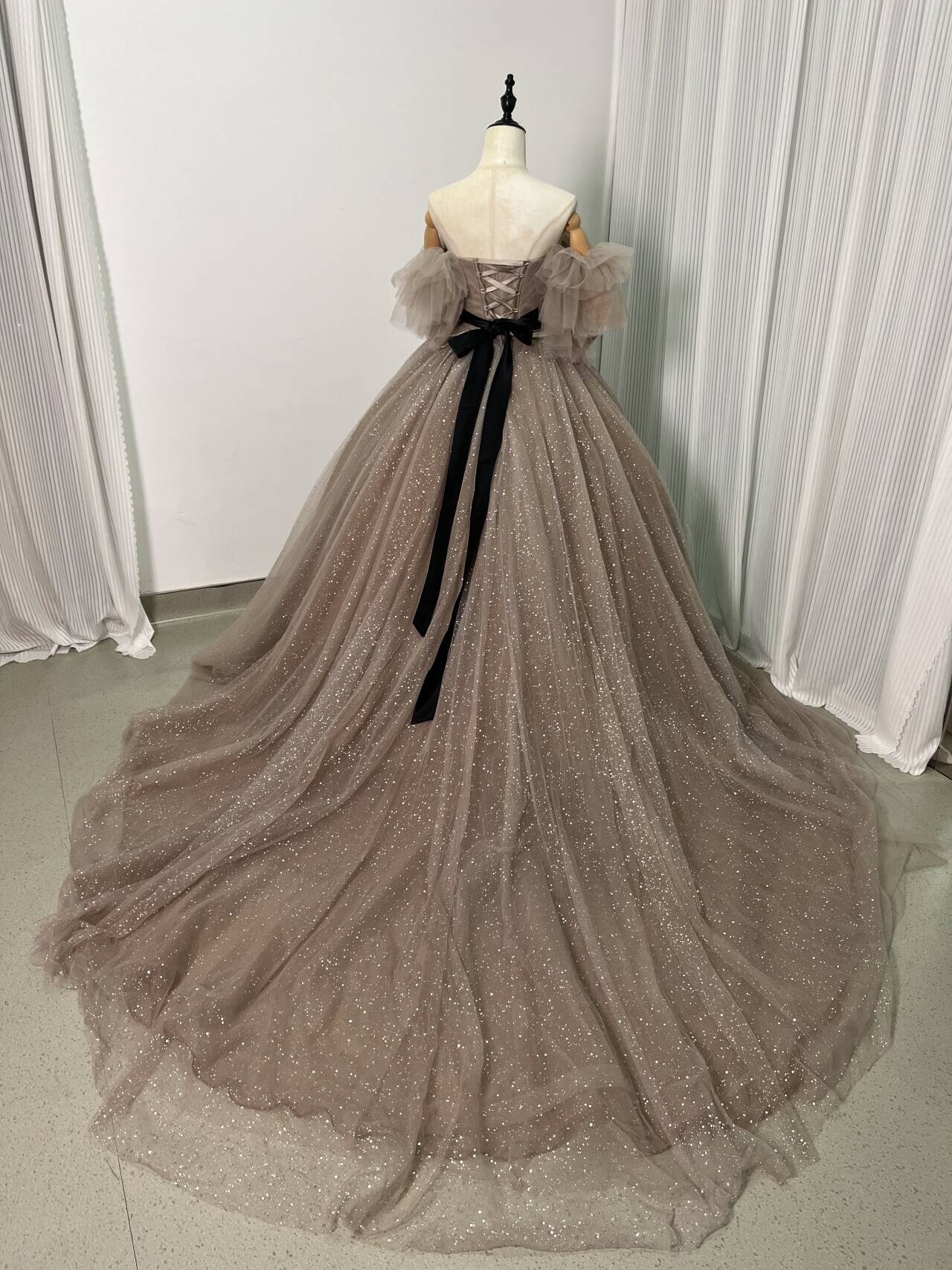 実例写真！カラードレス シャンパン色 オフショルダー キラキラグリッターチュール 編み上げ 披露宴 花嫁