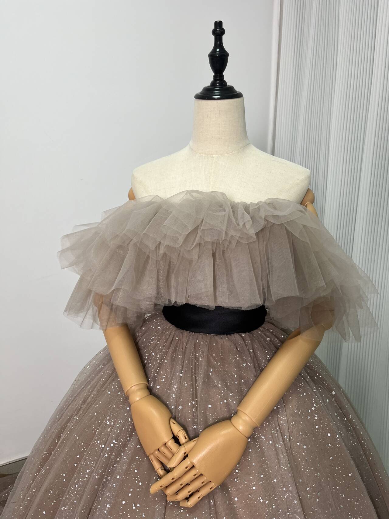 実例写真！カラードレス シャンパン色 オフショルダー キラキラグリッターチュール 編み上げ 披露宴 花嫁