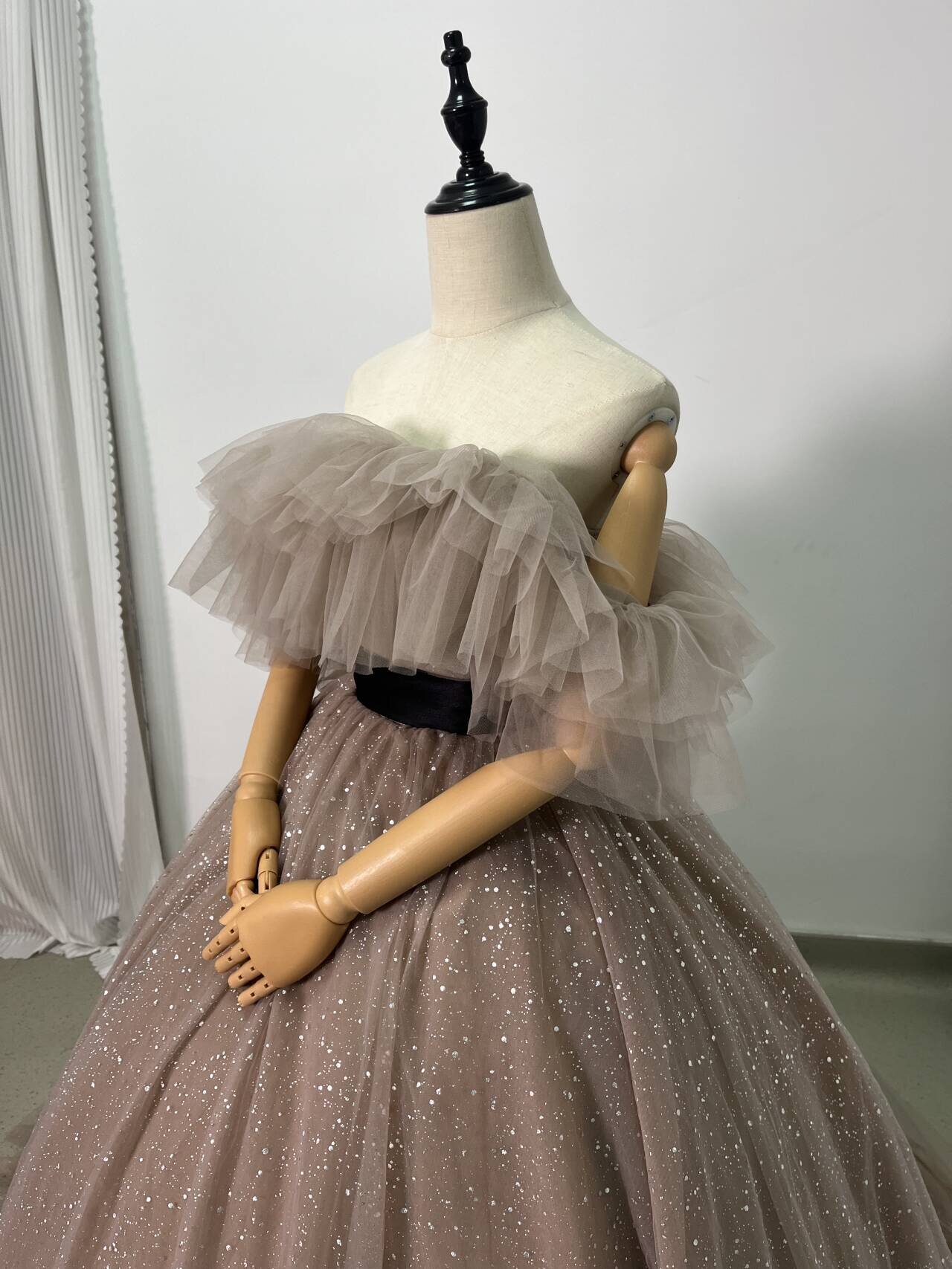実例写真！カラードレス シャンパン色 オフショルダー キラキラグリッターチュール 編み上げ 披露宴 花嫁