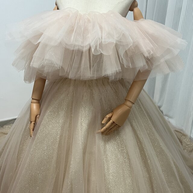 実例写真！カラードレス シャンパン色 オフショルダー キラキラグリッターチュール 編み上げ 花嫁 ウェディングドレス