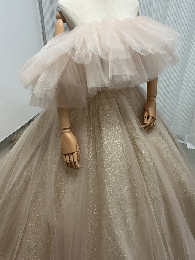 実例写真！カラードレス シャンパン色 オフショルダー キラキラグリッターチュール 編み上げ 花嫁 ウェディングドレス