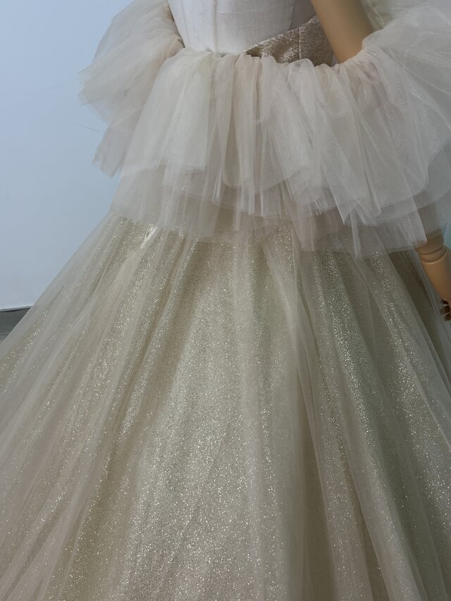 実例写真！カラードレス シャンパン色 オフショルダー キラキラグリッターチュール 編み上げ 花嫁 ウェディングドレス