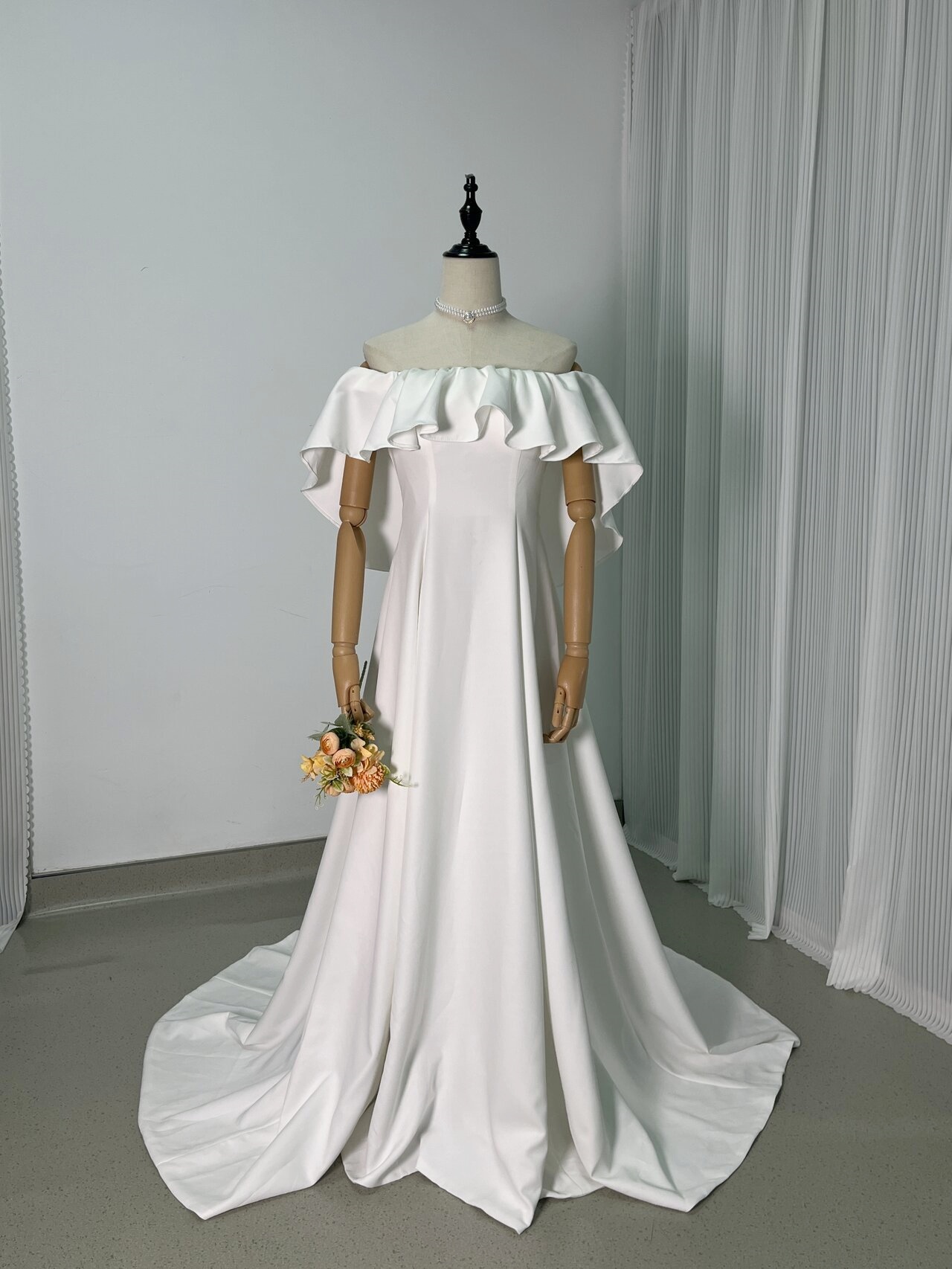 実例写真！エレガント ウェディングドレス オフショルダー クレープ生地 編み上げ 披露宴/結婚式 ふわふわ