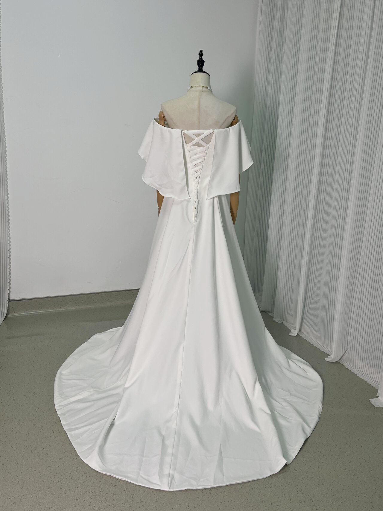 実例写真！エレガント ウェディングドレス オフショルダー クレープ生地 編み上げ 披露宴/結婚式 ふわふわ