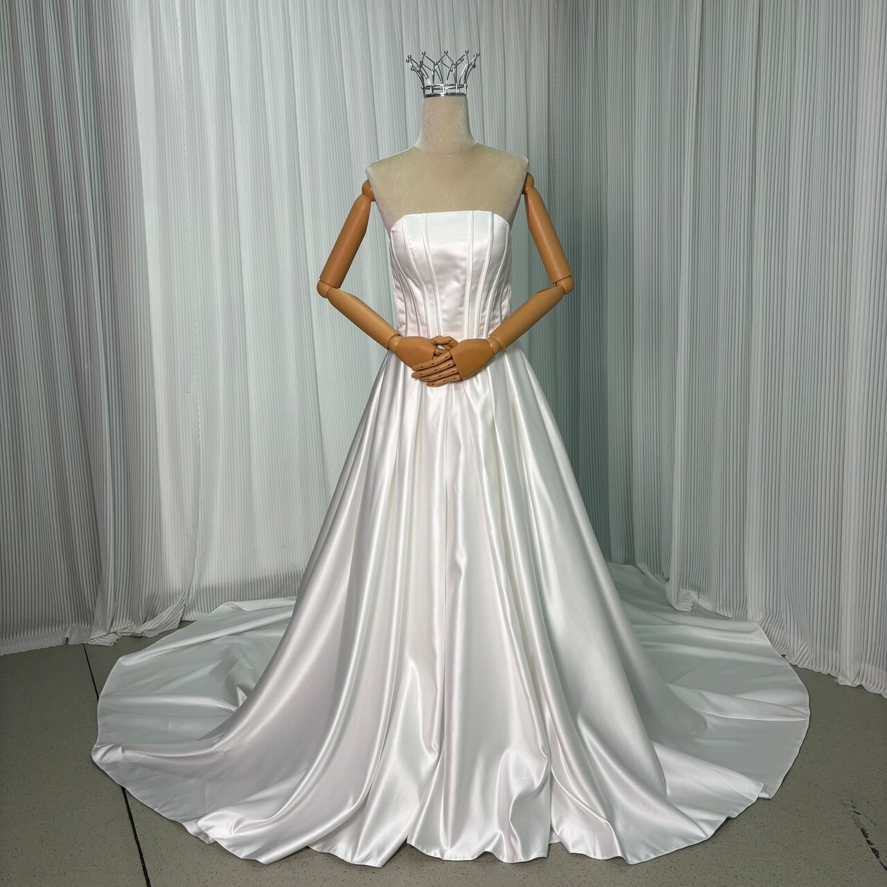 実例写真！ウェディングドレス ベアトップ 光沢サテン ロングトレーン 編み上げ 結婚式
