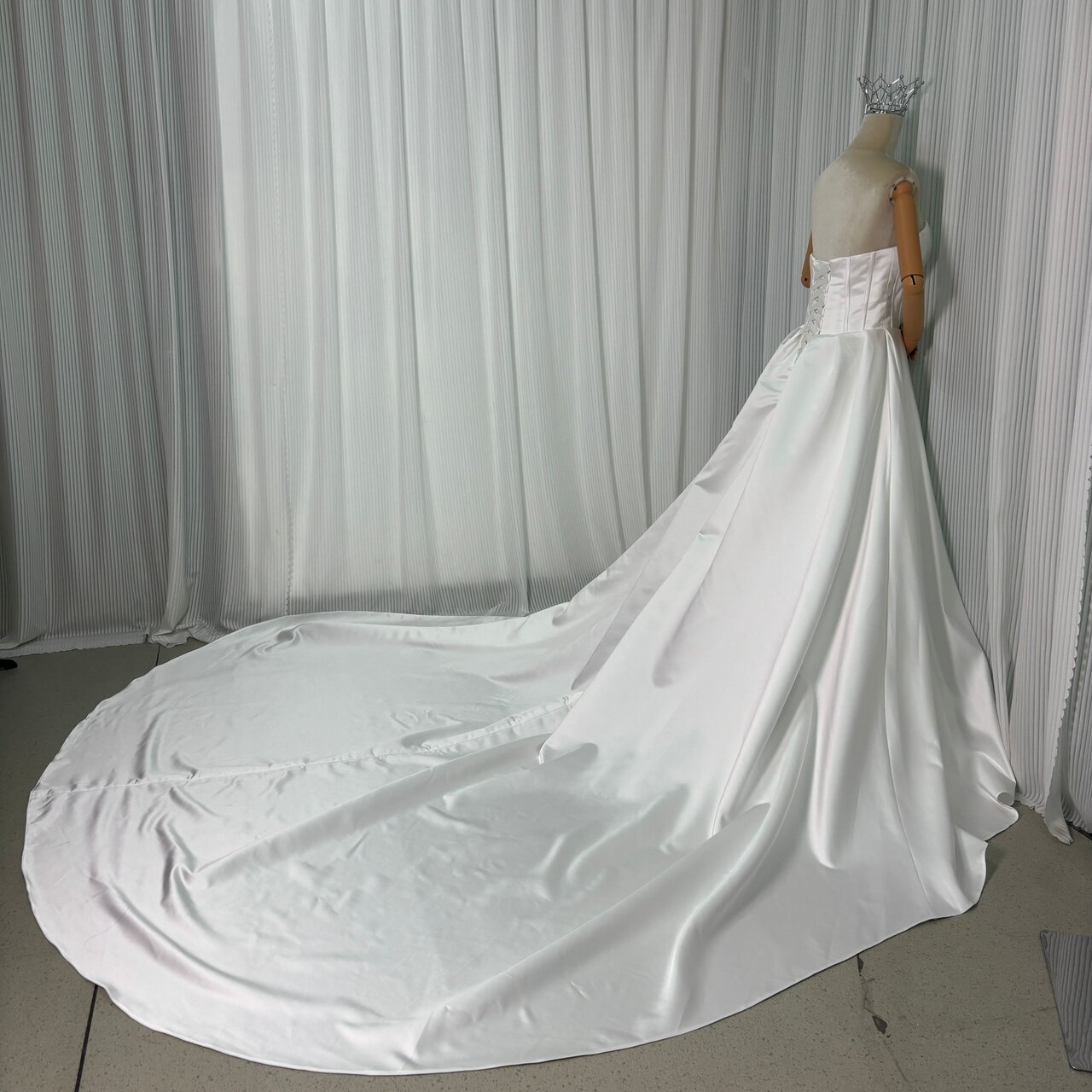 実例写真！ウェディングドレス ベアトップ 光沢サテン ロングトレーン 編み上げ 結婚式