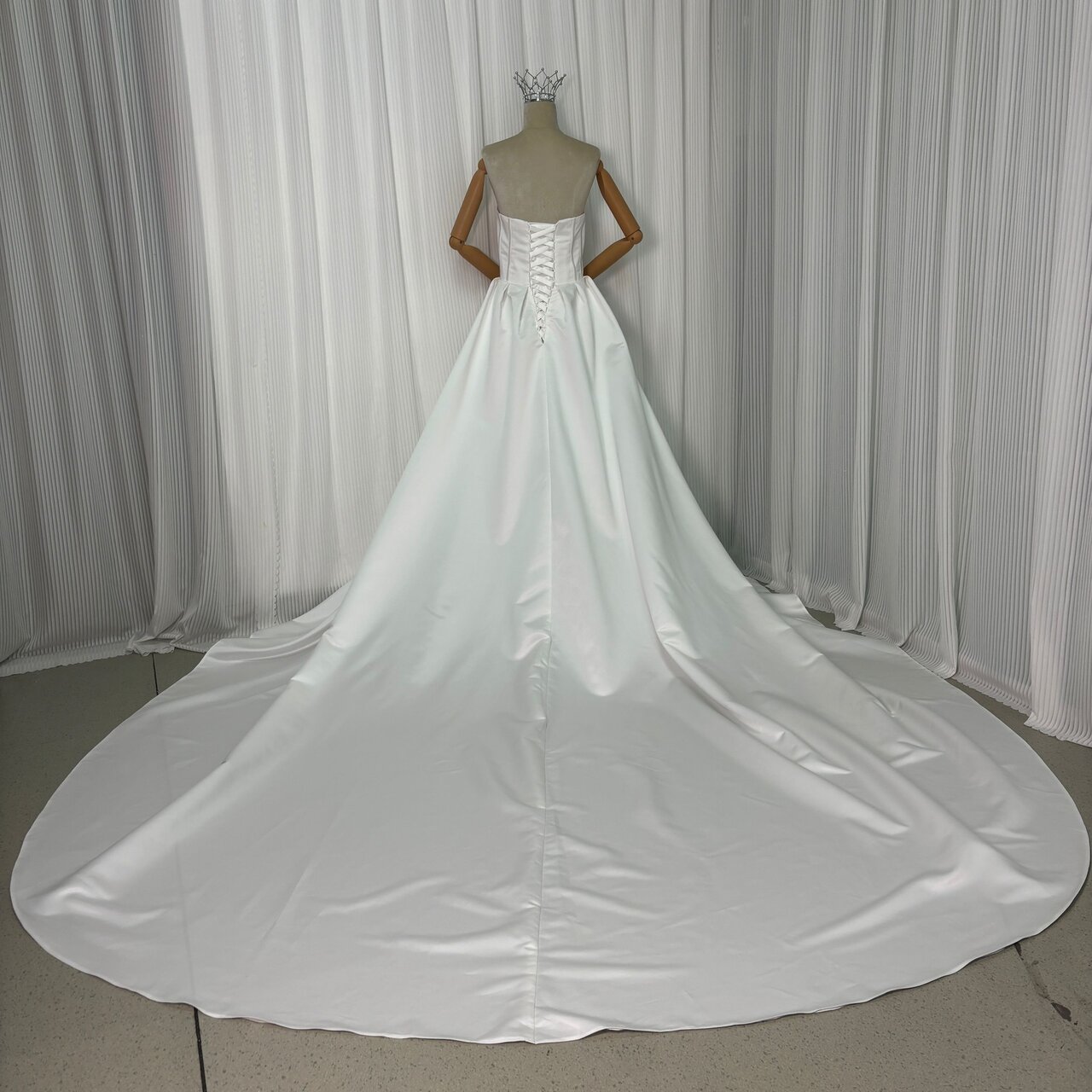 実例写真！ウェディングドレス ベアトップ 光沢サテン ロングトレーン 編み上げ 結婚式