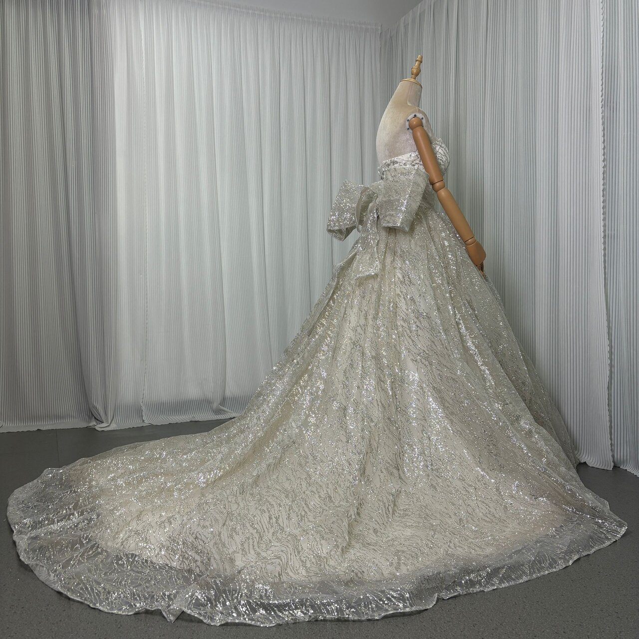 実例写真！豪華！ウェディングドレス ベアトップ ふっくら柔らかなバックリボン シークインチュール 憧れのドレス 結婚式