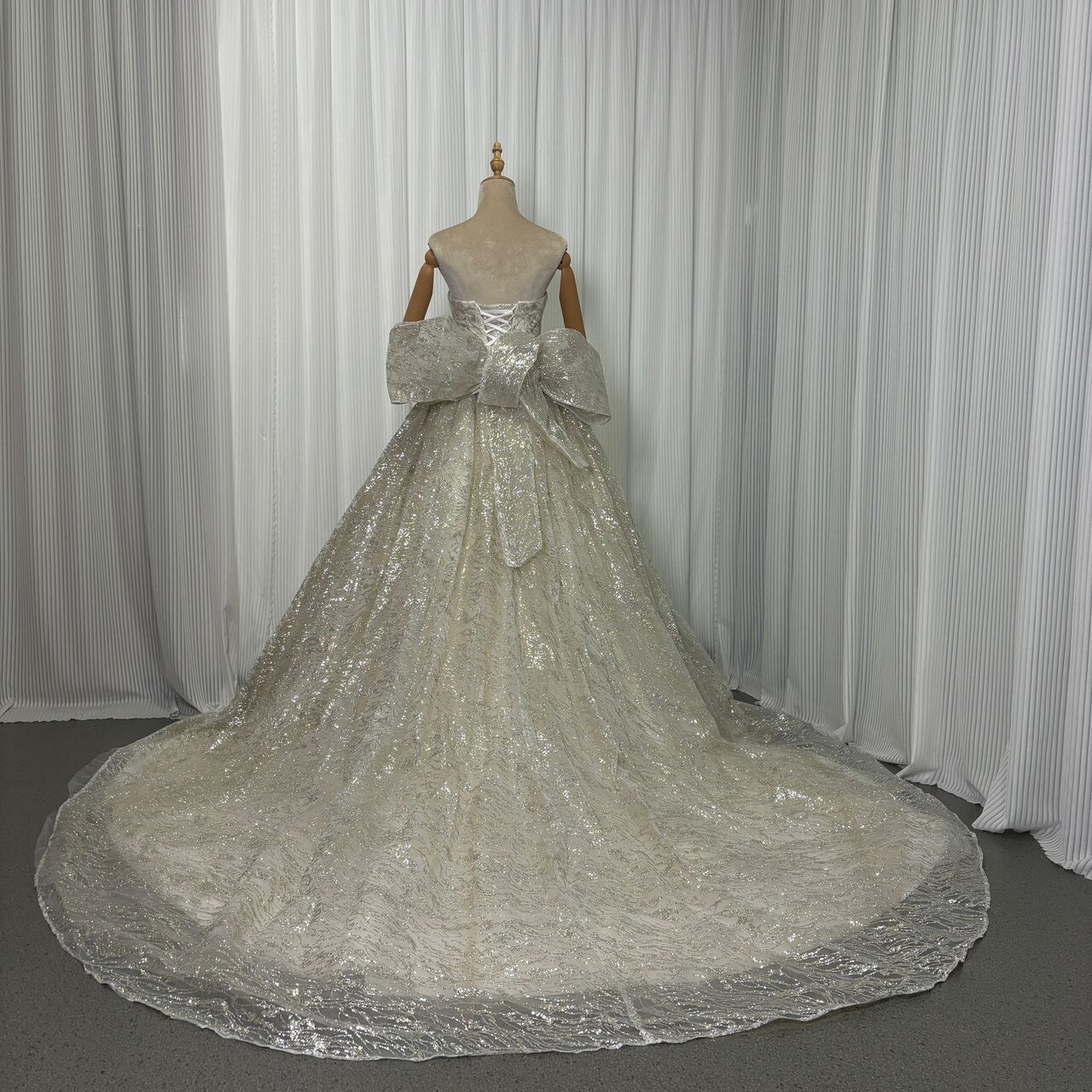 実例写真！豪華！ウェディングドレス ベアトップ ふっくら柔らかなバックリボン シークインチュール 憧れのドレス 結婚式