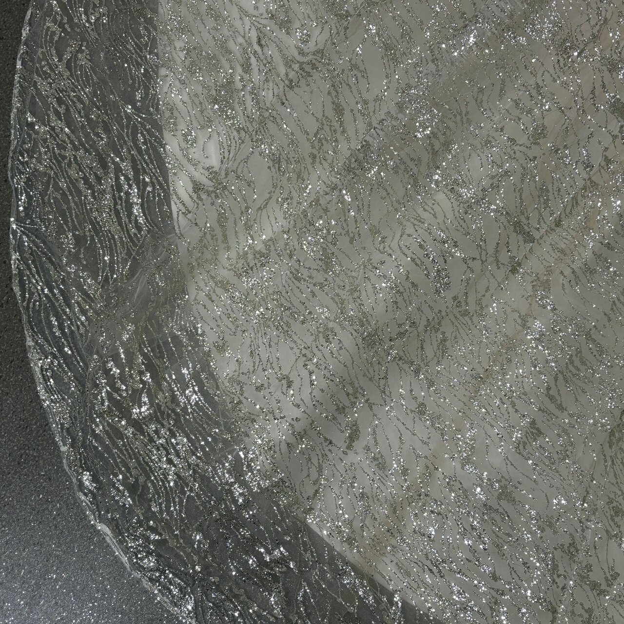 実例写真！豪華！ウェディングドレス ベアトップ ふっくら柔らかなバックリボン シークインチュール 憧れのドレス 結婚式