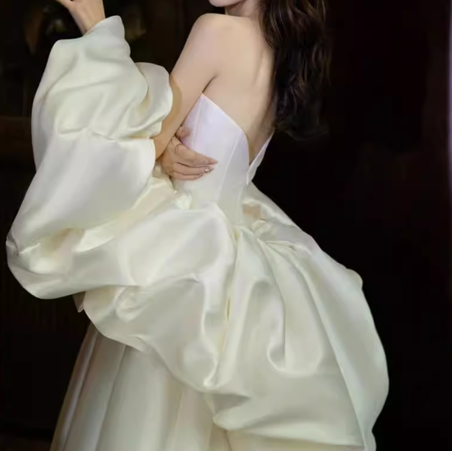 ウェディングドレス ベアトップ ドロップショルダー デザイン感 光沢サテン 華やか クラシカル 結婚式