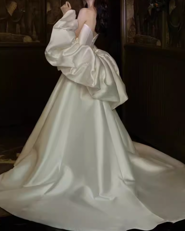 ウェディングドレス ベアトップ ドロップショルダー デザイン感 光沢サテン 華やか クラシカル 結婚式
