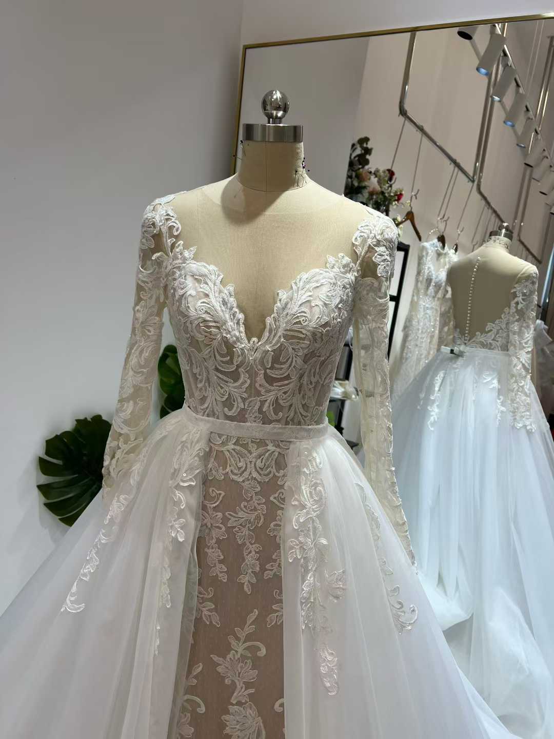 ウェディングドレス ロングスリーブ オーバースカート マーメイドライン 魅惑の花レース エレガント 結婚式