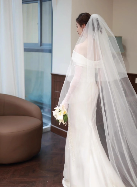 エレガント ウェディングドレス オフショルダー ハンドドレープ 優雅なシルエット 披露宴
