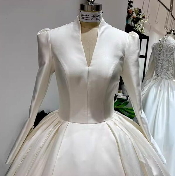 ウェディングドレス Vネック 美しいバックレース ロングスリーブ プリンセスライン 結婚式