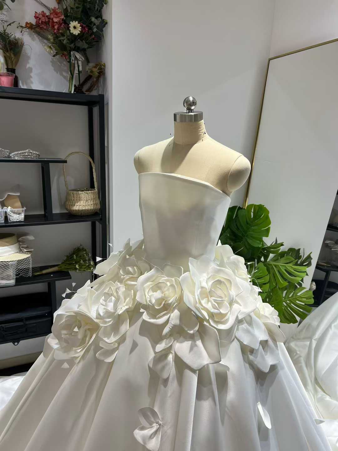 華やか!ウェディングドレス バラトレーン ベアトップ 細見えシルエット オフホワイト 韓国風ドレス 花嫁