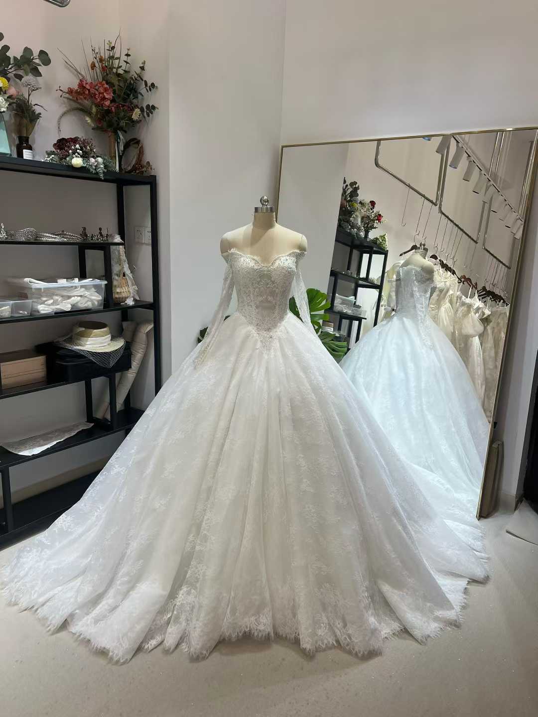 ウエディングドレス オフショルダー ロングスリーブ 贅沢な総レース フレアスカート パール 結婚式