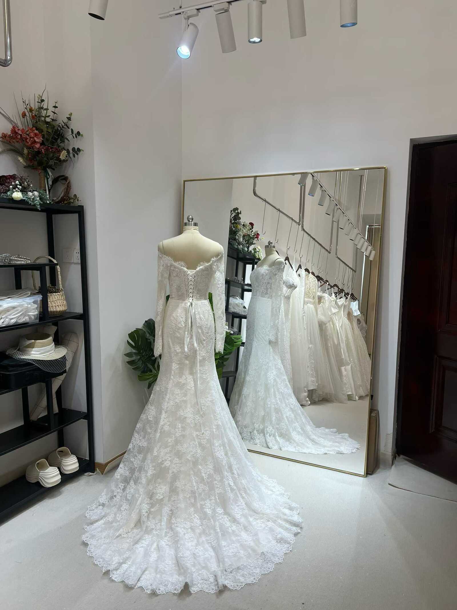 ウェディングドレス オフショルダー 長袖 マーメイドライン 贅沢な小花柄の総レース 華やかなトレーン 結婚式/披露宴