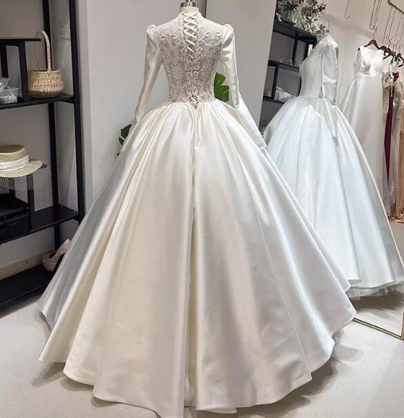 ウェディングドレス Vネック 美しいバックレース ロングスリーブ プリンセスライン 結婚式