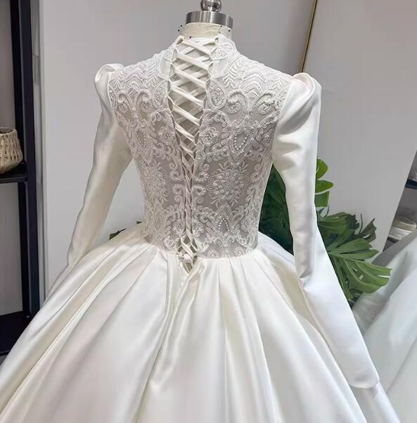 ウェディングドレス Vネック 美しいバックレース ロングスリーブ プリンセスライン 結婚式