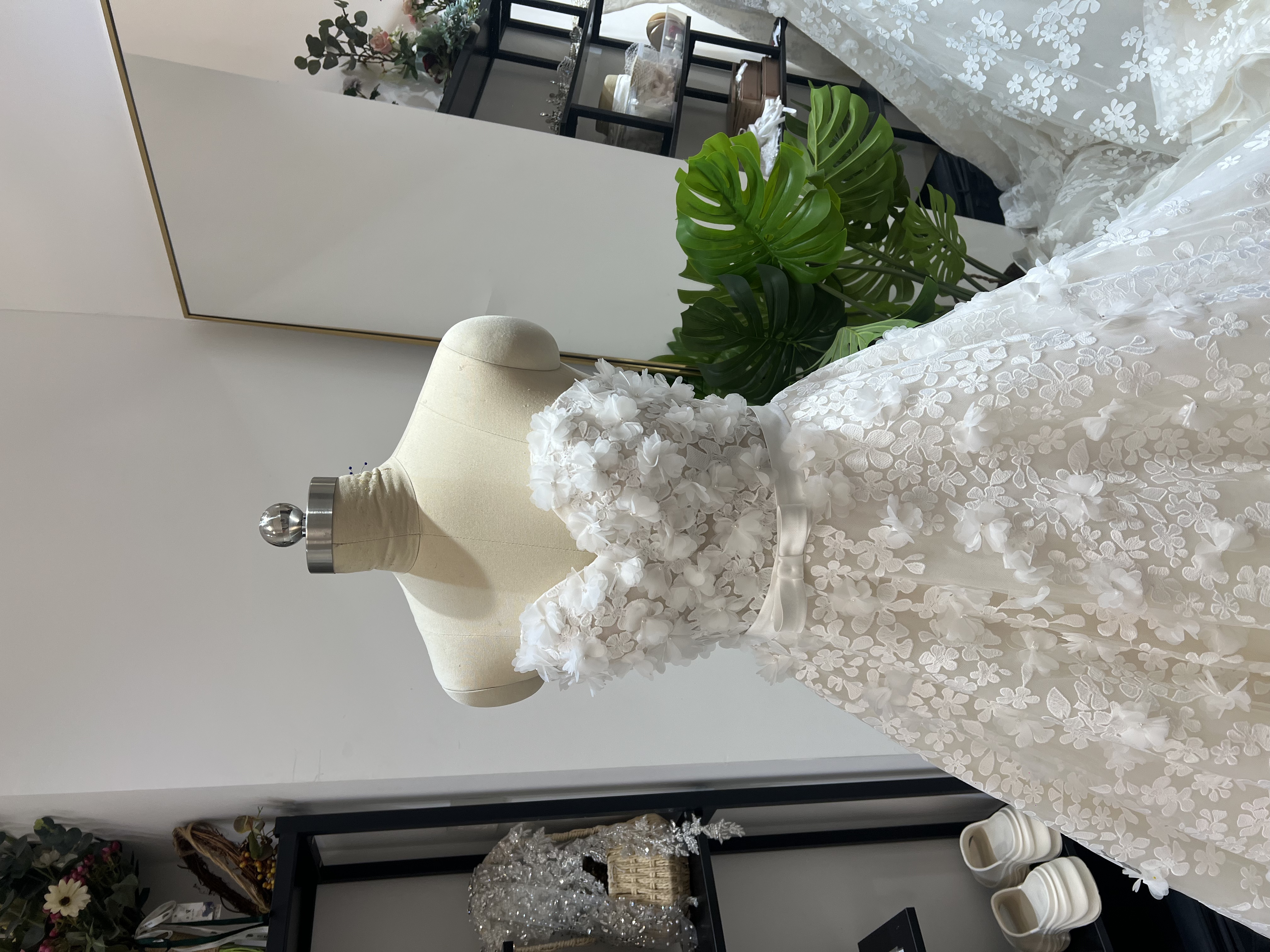 フランス風 ウエディングドレス 取り外しオフショルダー 贅沢な小花総レース 花柄のモチーフ刺繍が美しく 憧れのドレス 華やか 拳式/前撮り