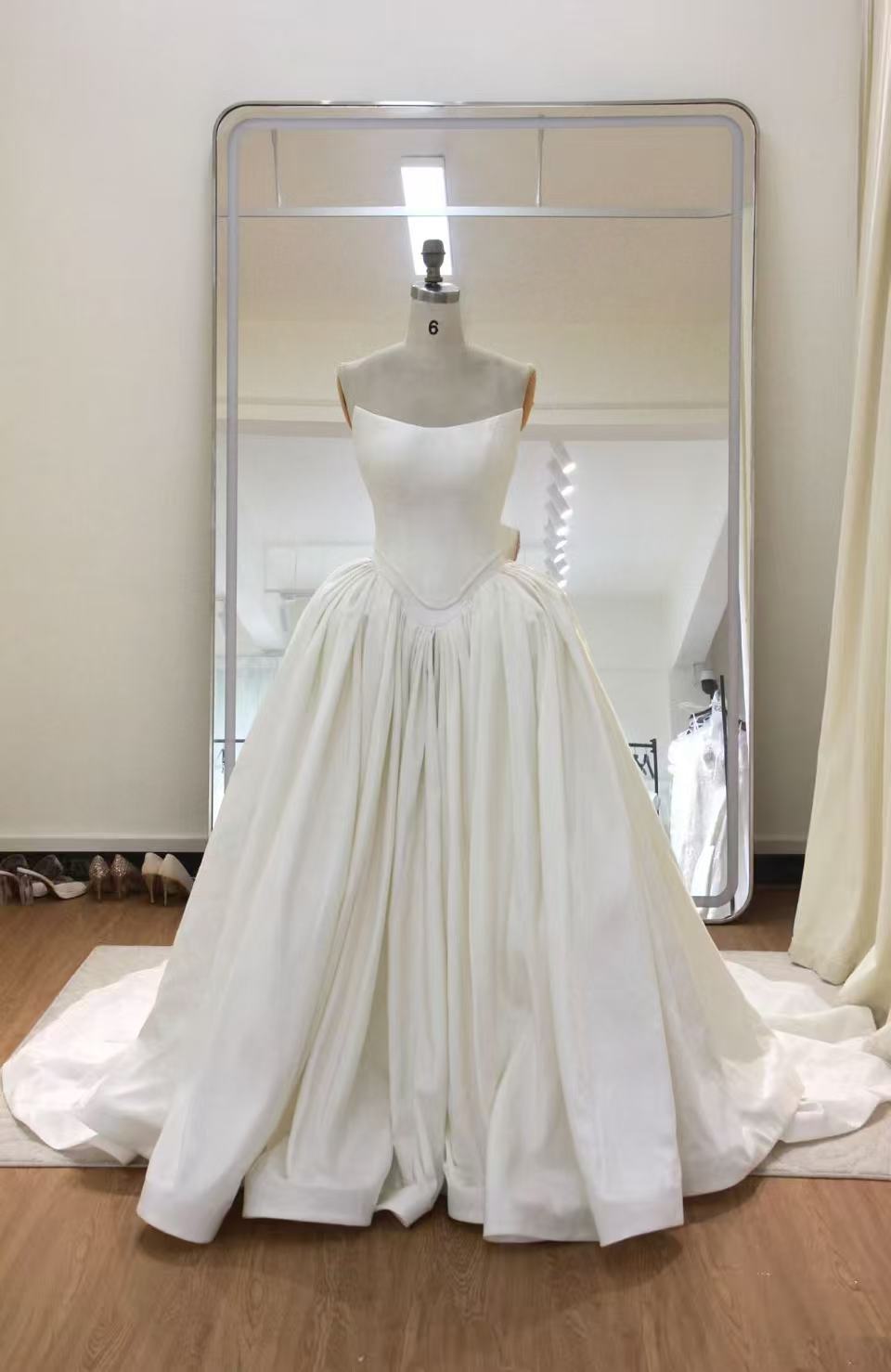 エレガント ウエディングドレス ベアトップ 優雅なシルエット ロングトレーン 結婚式 編み上げ 大人っぽい
