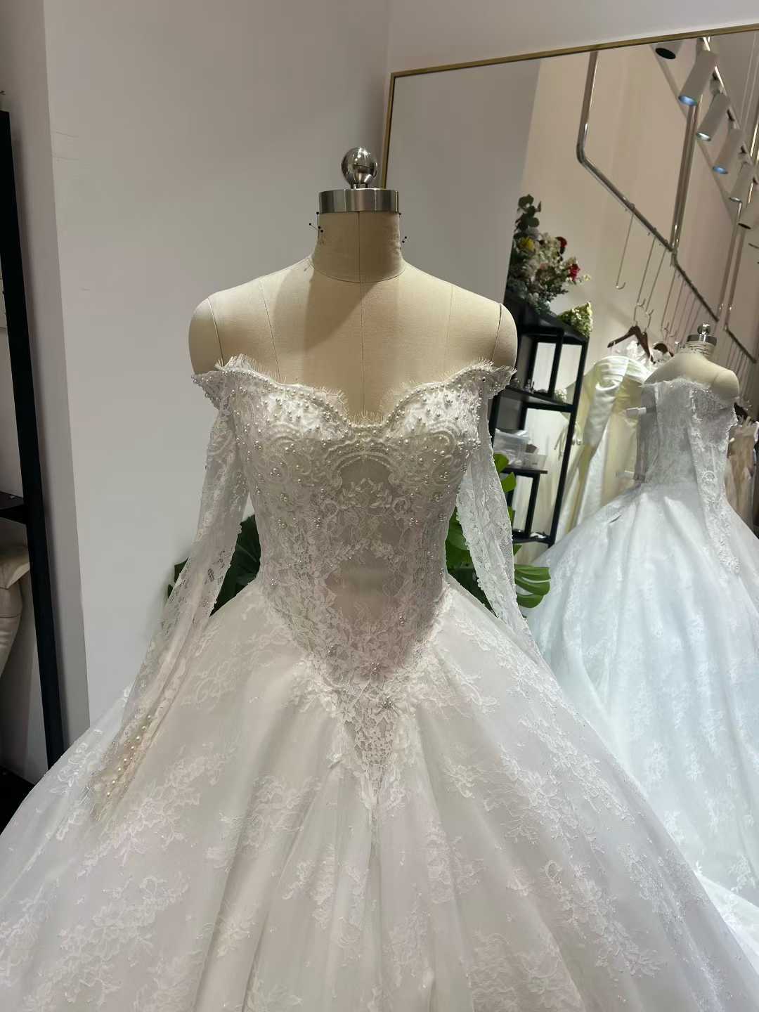 ウエディングドレス オフショルダー ロングスリーブ 贅沢な総レース フレアスカート パール 結婚式