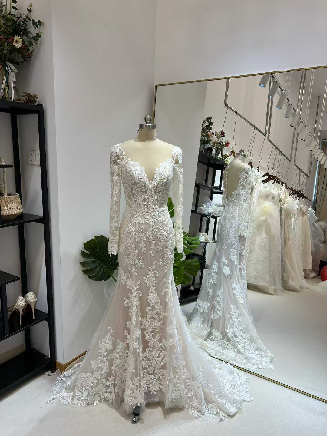 ウェディングドレス ロングスリーブ オーバースカート マーメイドライン 魅惑の花レース エレガント 結婚式