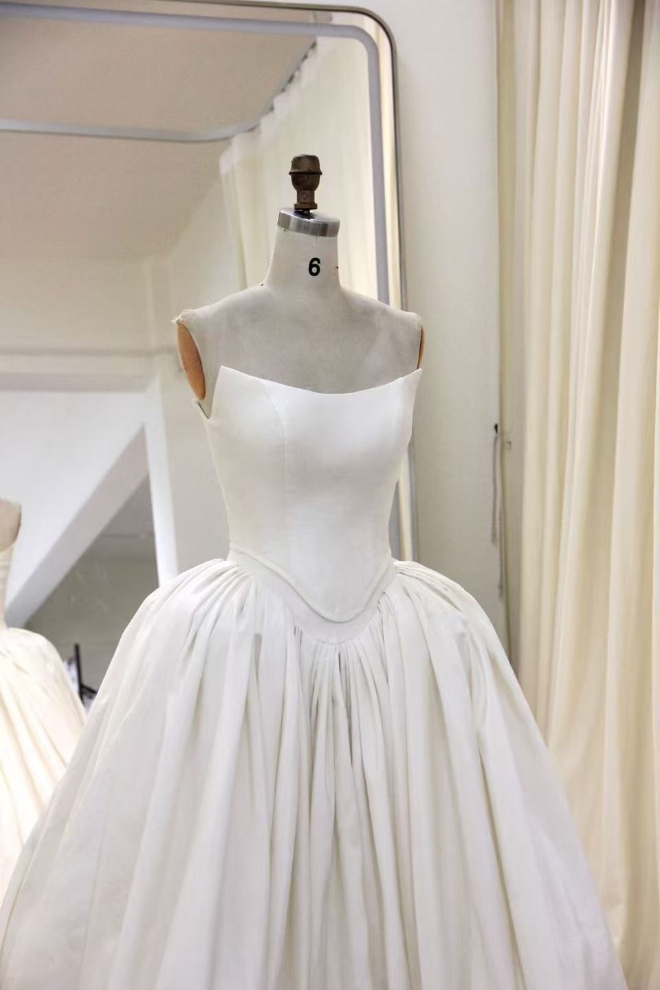 エレガント ウエディングドレス ベアトップ 優雅なシルエット ロングトレーン 結婚式 編み上げ 大人っぽい