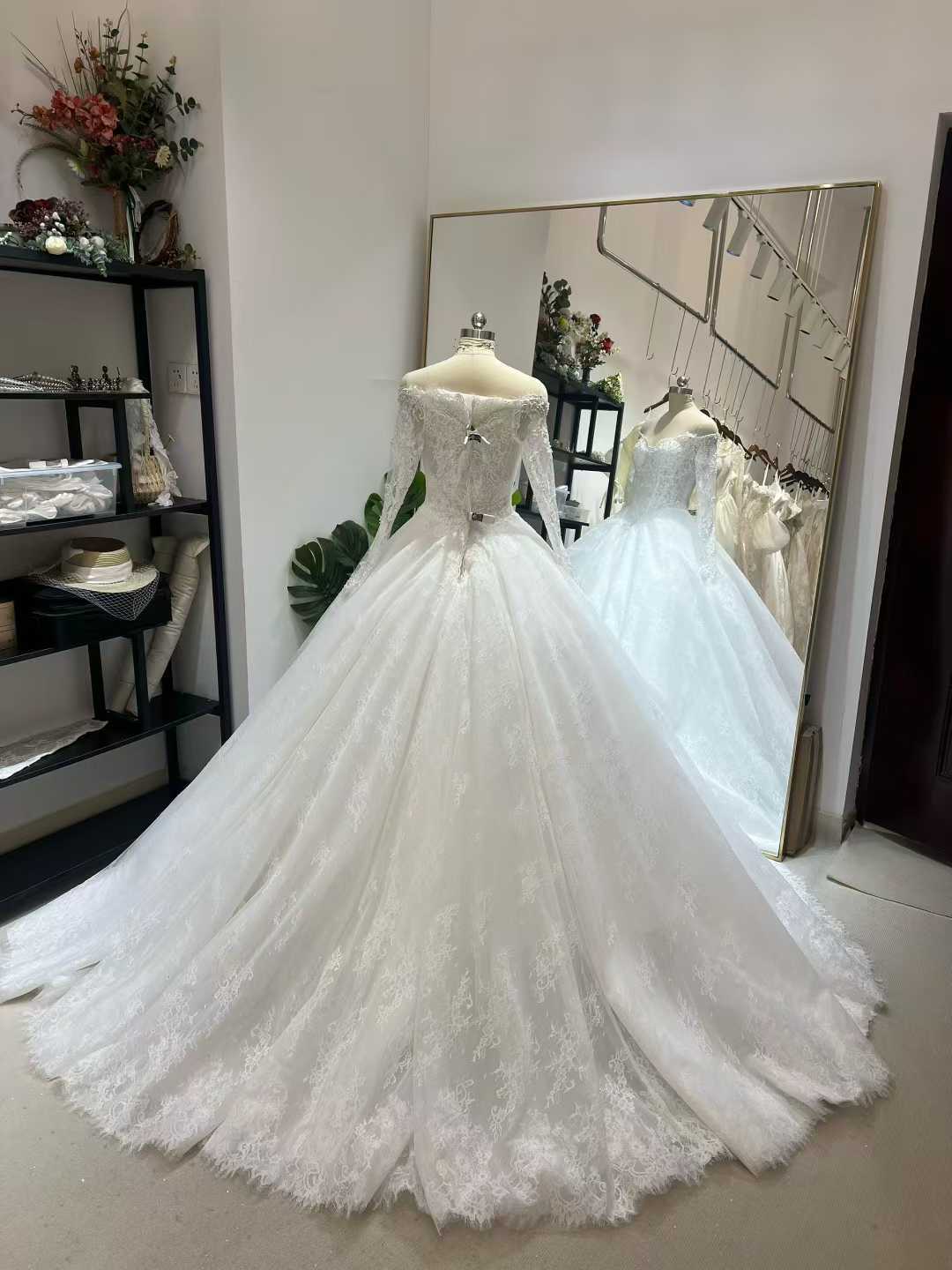 ウエディングドレス オフショルダー ロングスリーブ 贅沢な総レース フレアスカート パール 結婚式