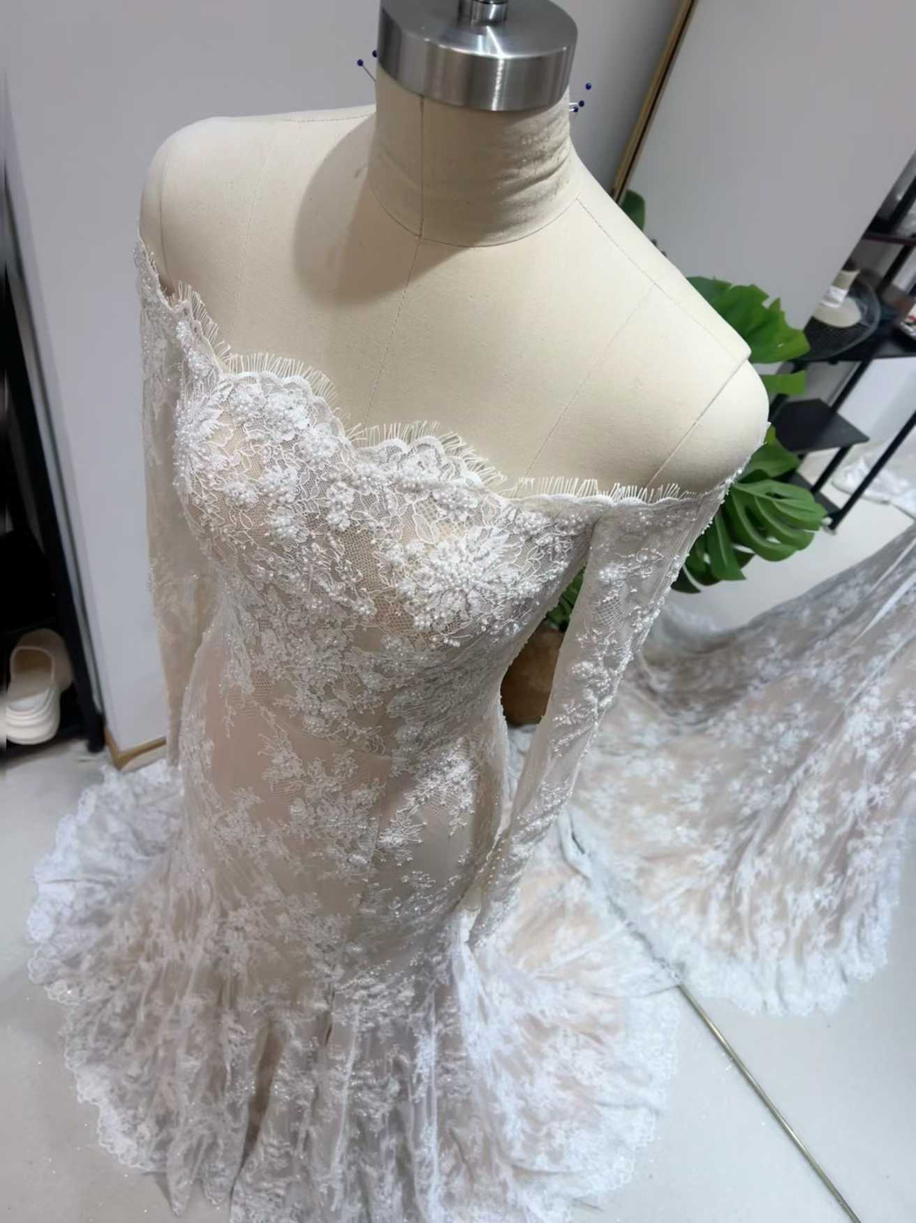 ウェディングドレス オフショルダー マーメイドライン ロングスリーブ ビーズ 贅沢な小花柄の総レース 拳式