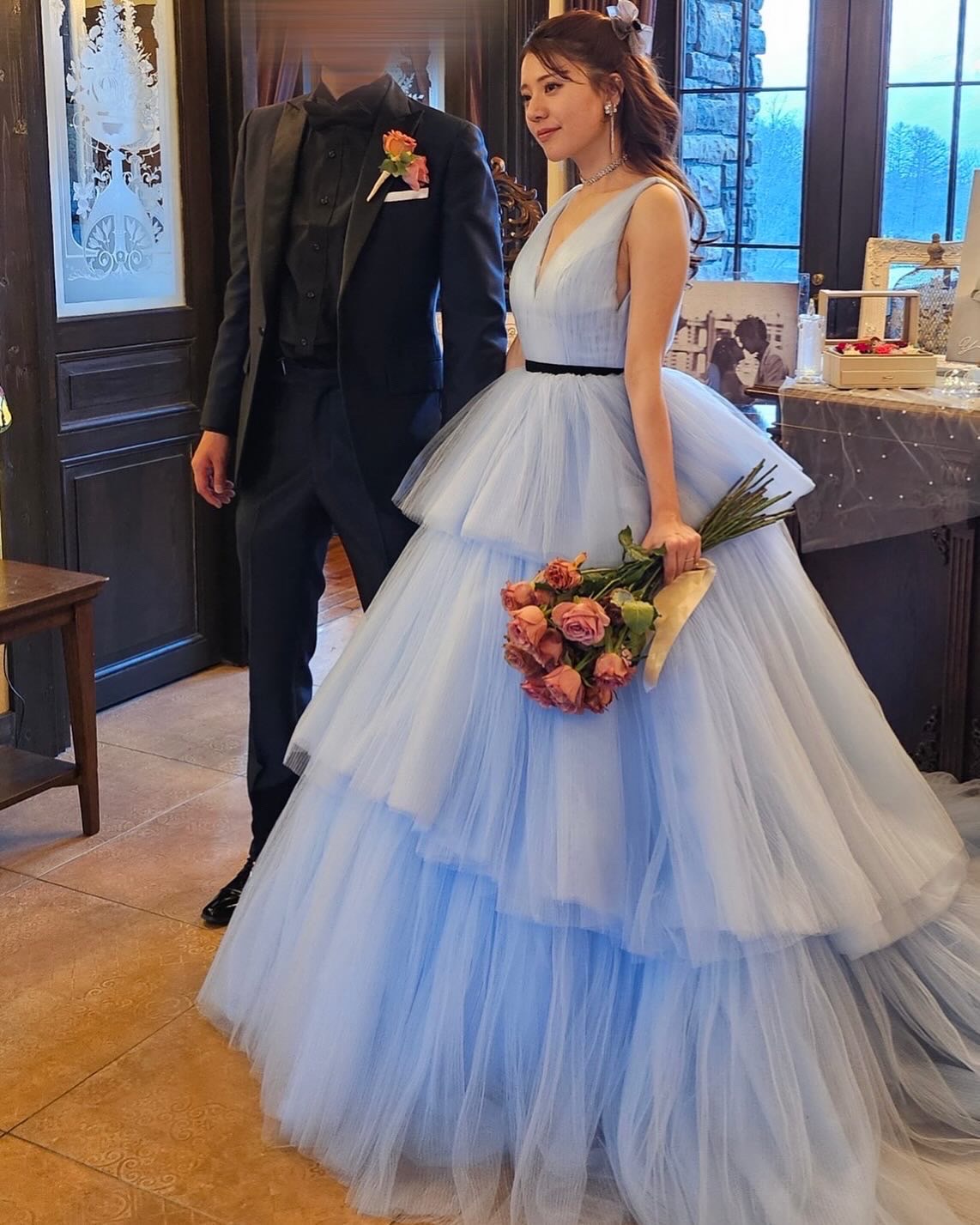 実例写真！カラードレス 爽やかで優しいブルー 背中見せ プリーツドレス Vネック キャミソール 可愛い 披露宴