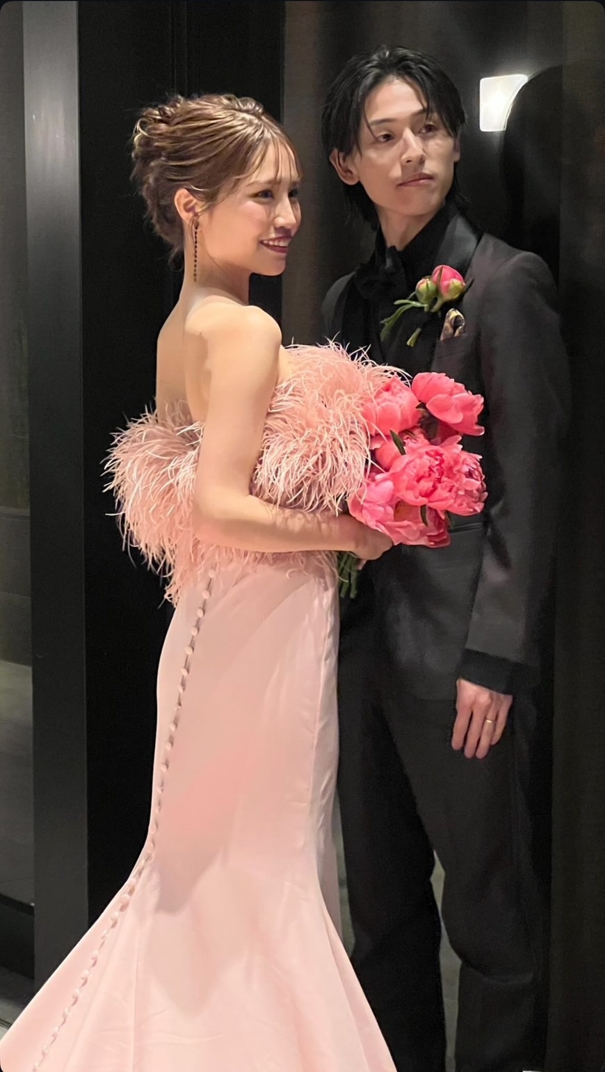 実例写真！オーストリッチ カラードレス ピンク クレープ生地 ベアトップ くるみボタン 披露宴/結婚式